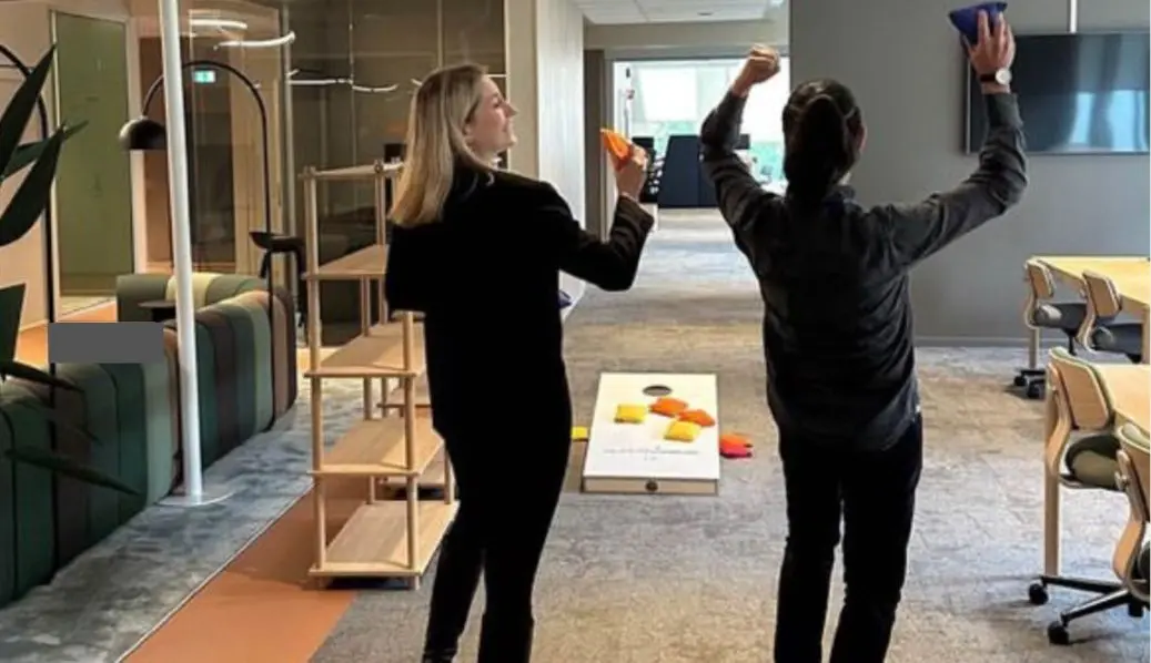 Mitarbeiter spielen Cornhole während Team Building im Unternehmen
